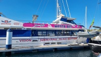 Das Glasbodenschiff liegt hier auch.